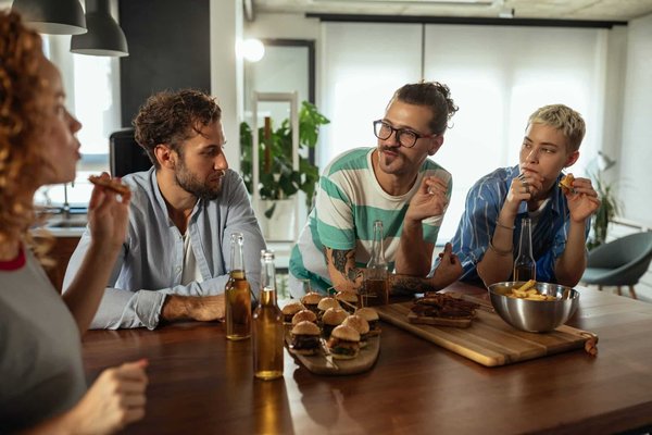 Comment organiser un cycle de conférences sur l'œnologie dans un bar à vin de prestige?