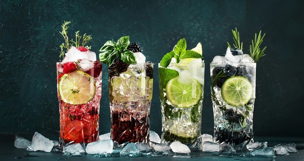 Comment créer un espace de bar dédié aux mocktails créatifs pour une clientèle familiale?